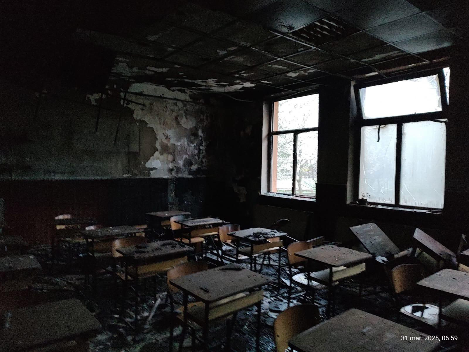 UPDATE: O școală a luat foc, în miez de noapte. Un localnic este acuzat de incendiere (VIDEO)