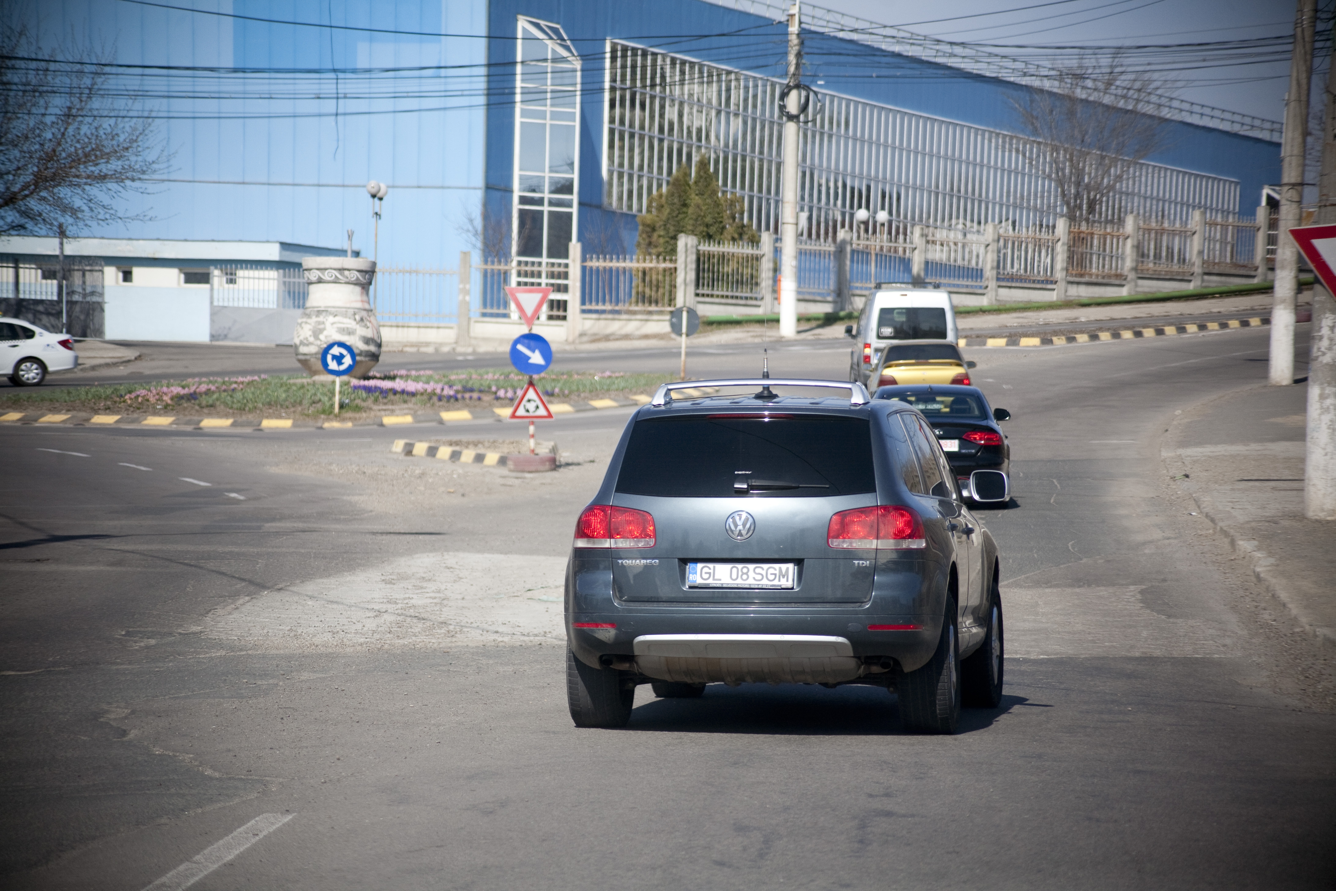 Autorităţile dau cu responsabilitatea în hârtoape - Cine îşi asumă vina pentru gropile din Galaţi?