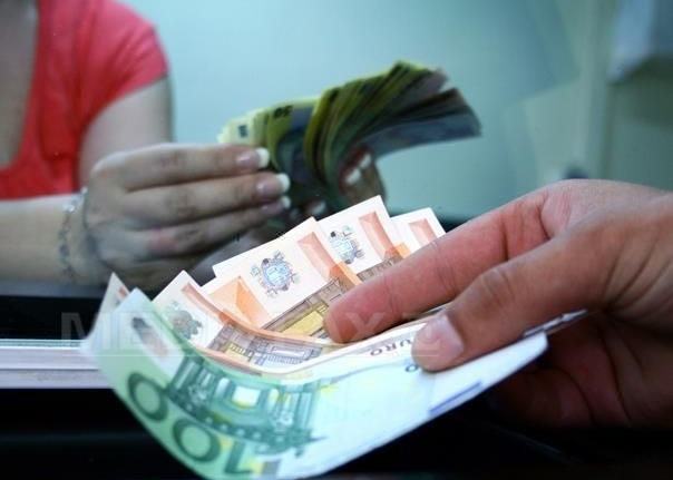 Euro testează revenirea la 5,08 lei