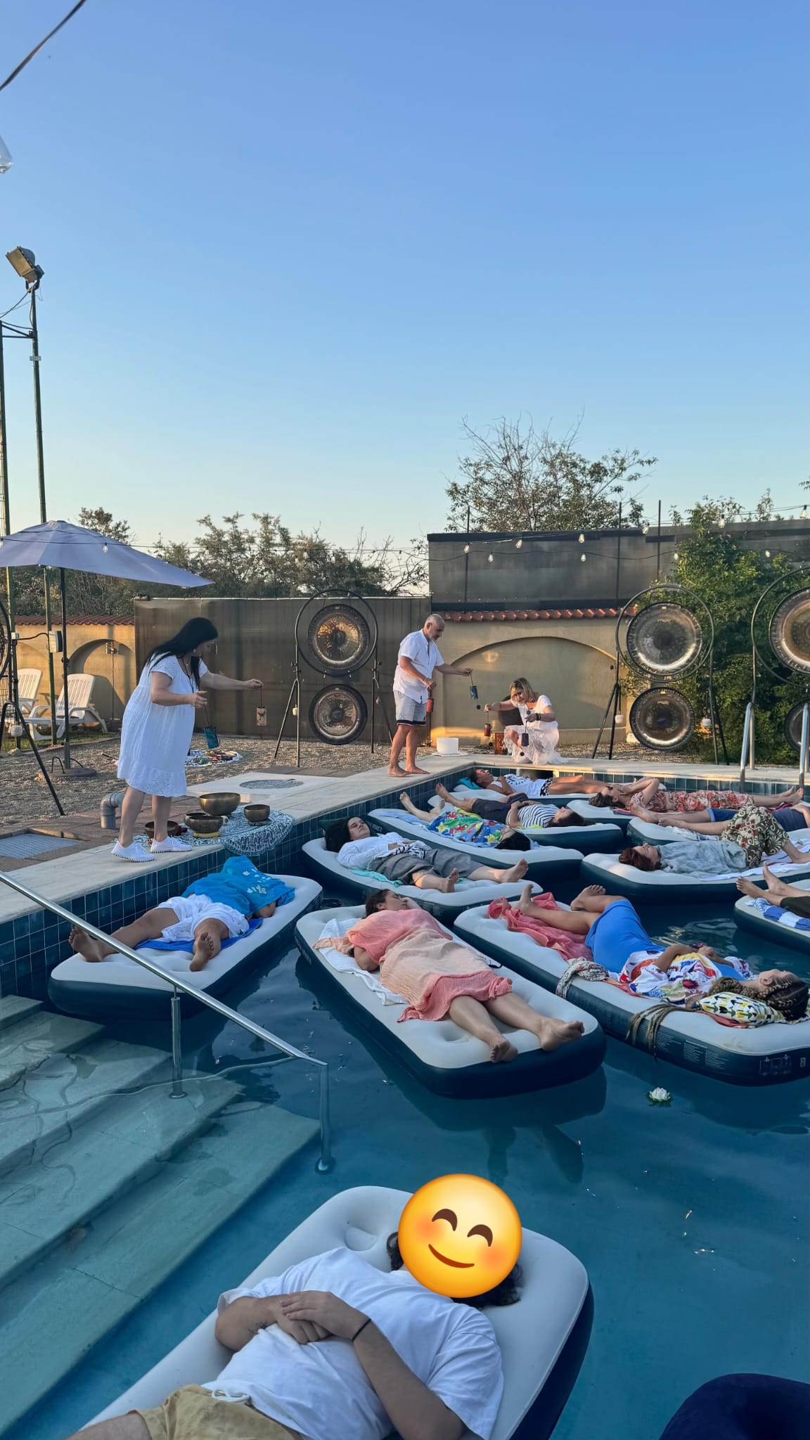 Premieră la Galaţi. Baie de gong pe apă, o experienţă sonoră şi senzorială unică (GALERIE FOTO & VIDEO)