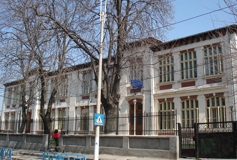 Un copil cu probleme de sănătate, mărul discordiei între părinți și școală. Director acuzat de agresiune fizică