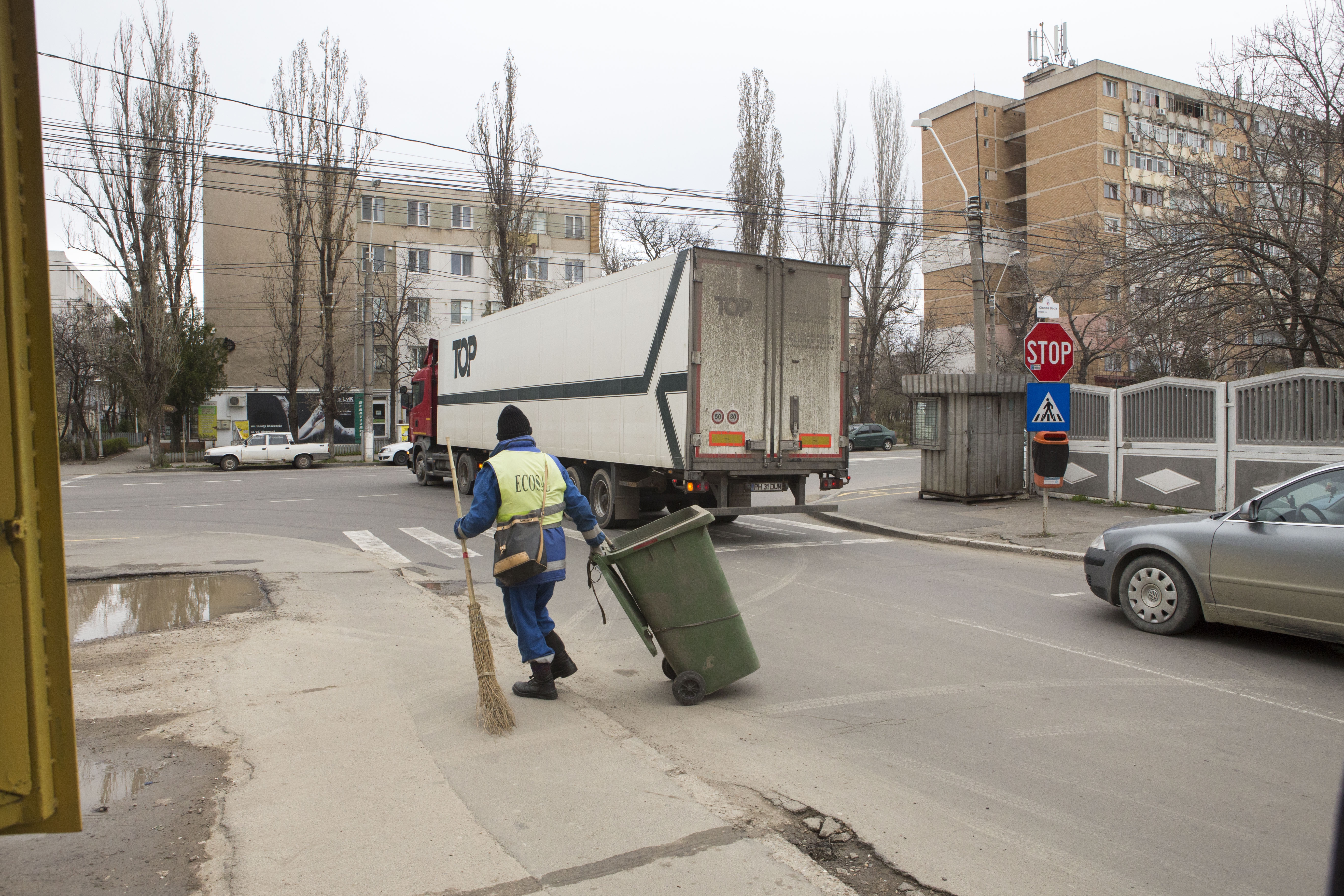 Ecosal NU ARE DESTUI OAMENI pentru curăţenia Galaţiului