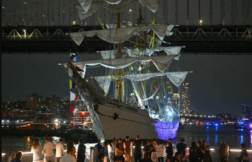 O navă a marinei mexicane a intrat într-un pod din New York