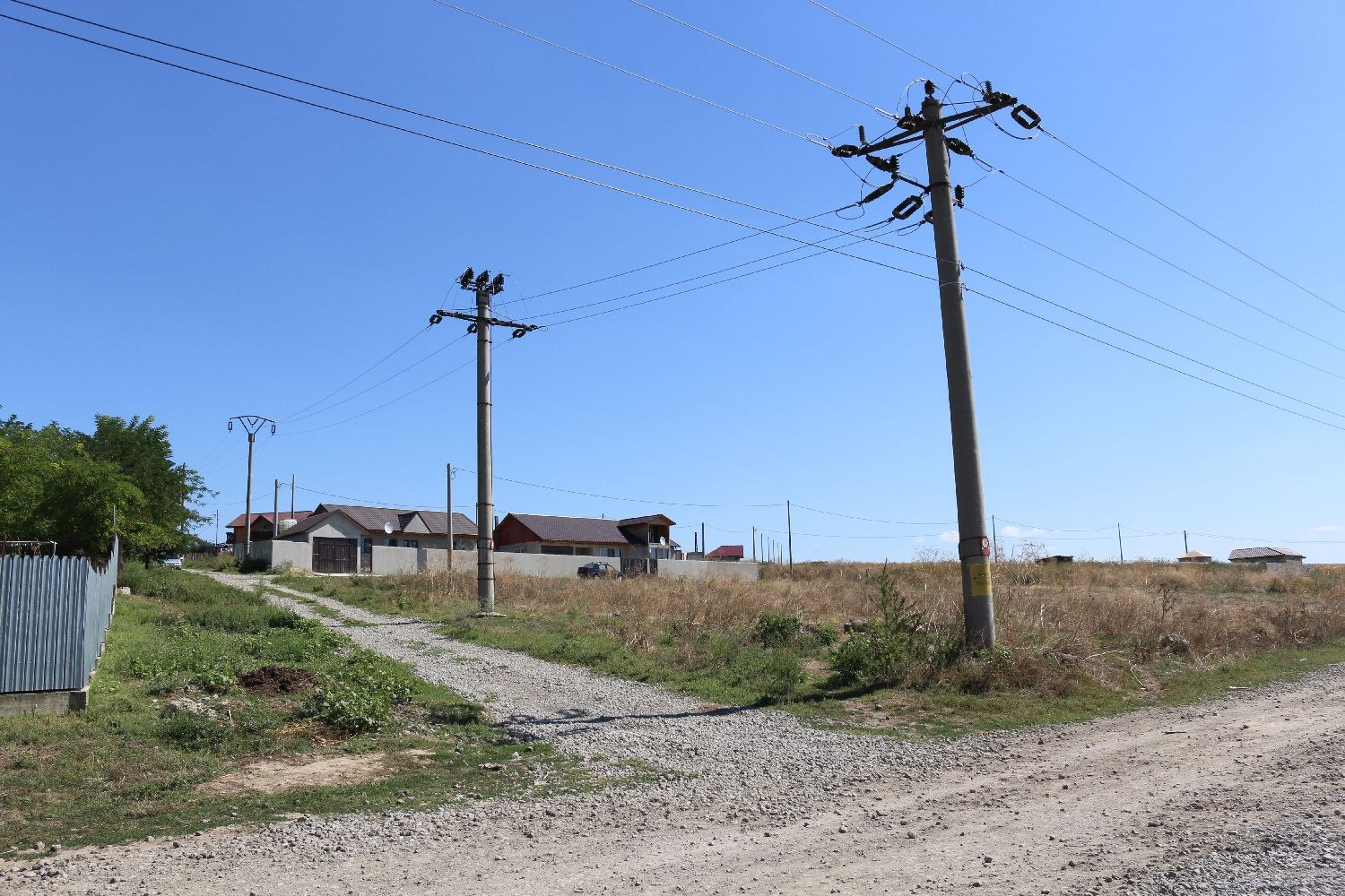 Explozie IMOBILIARĂ într-o comună gălăţeană FĂRĂ canalizare şi drumuri asfaltate (FOTO)