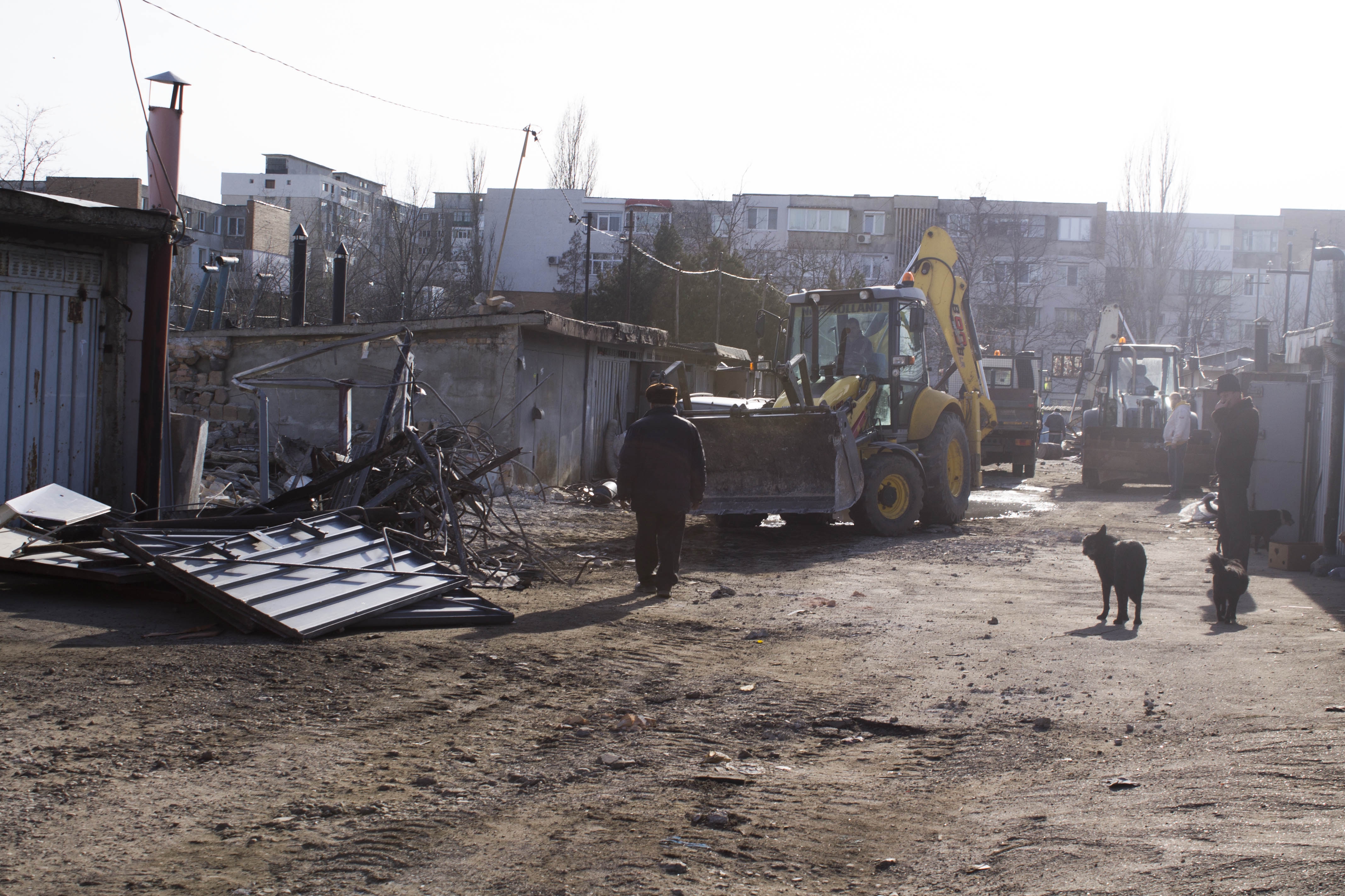 A început demolarea garajelor din Micro 19 (GALERIE FOTO)