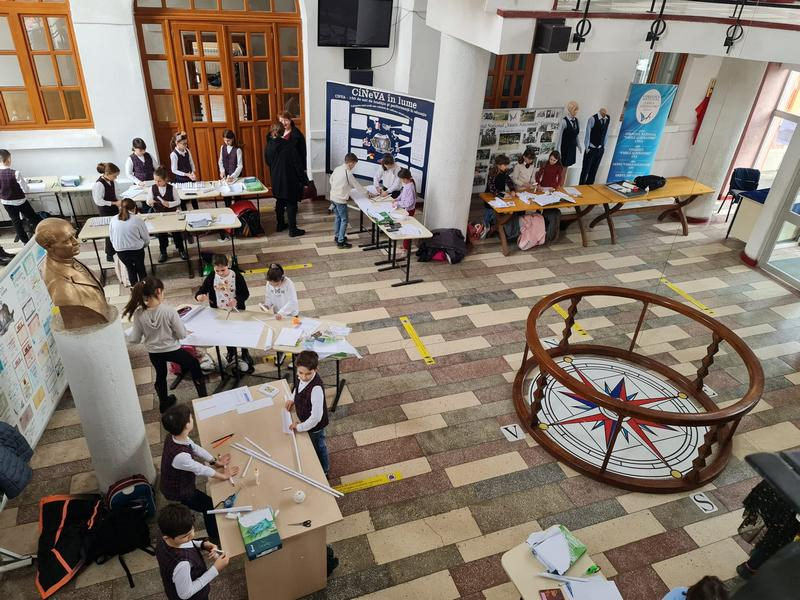 Poduri de hârtie în holul Colegiului Național „Vasile Alecsandri” (FOTO)