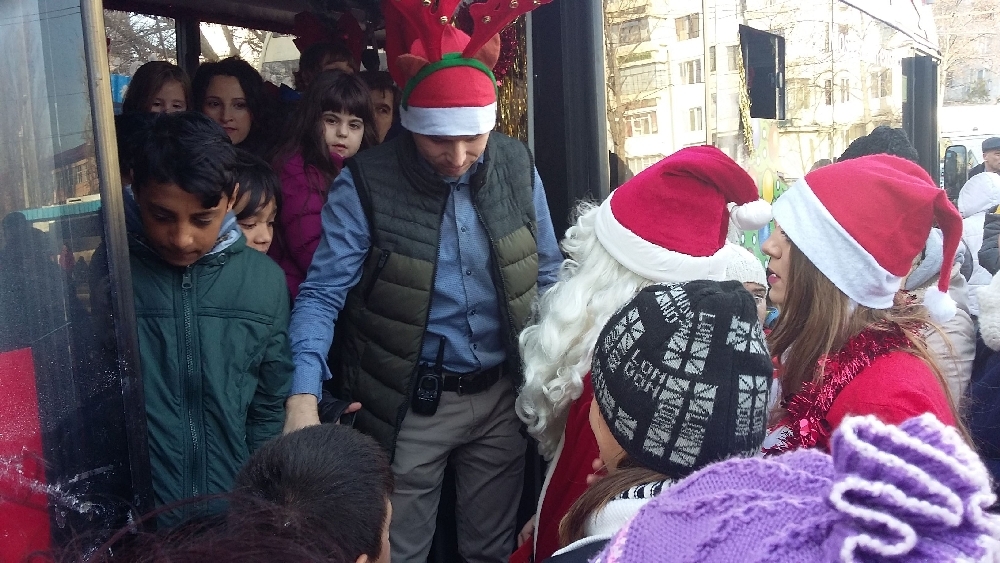 Autobuzul lui Moş Crăciun, NEÎNCĂPĂTOR pentru copiii gălăţeni