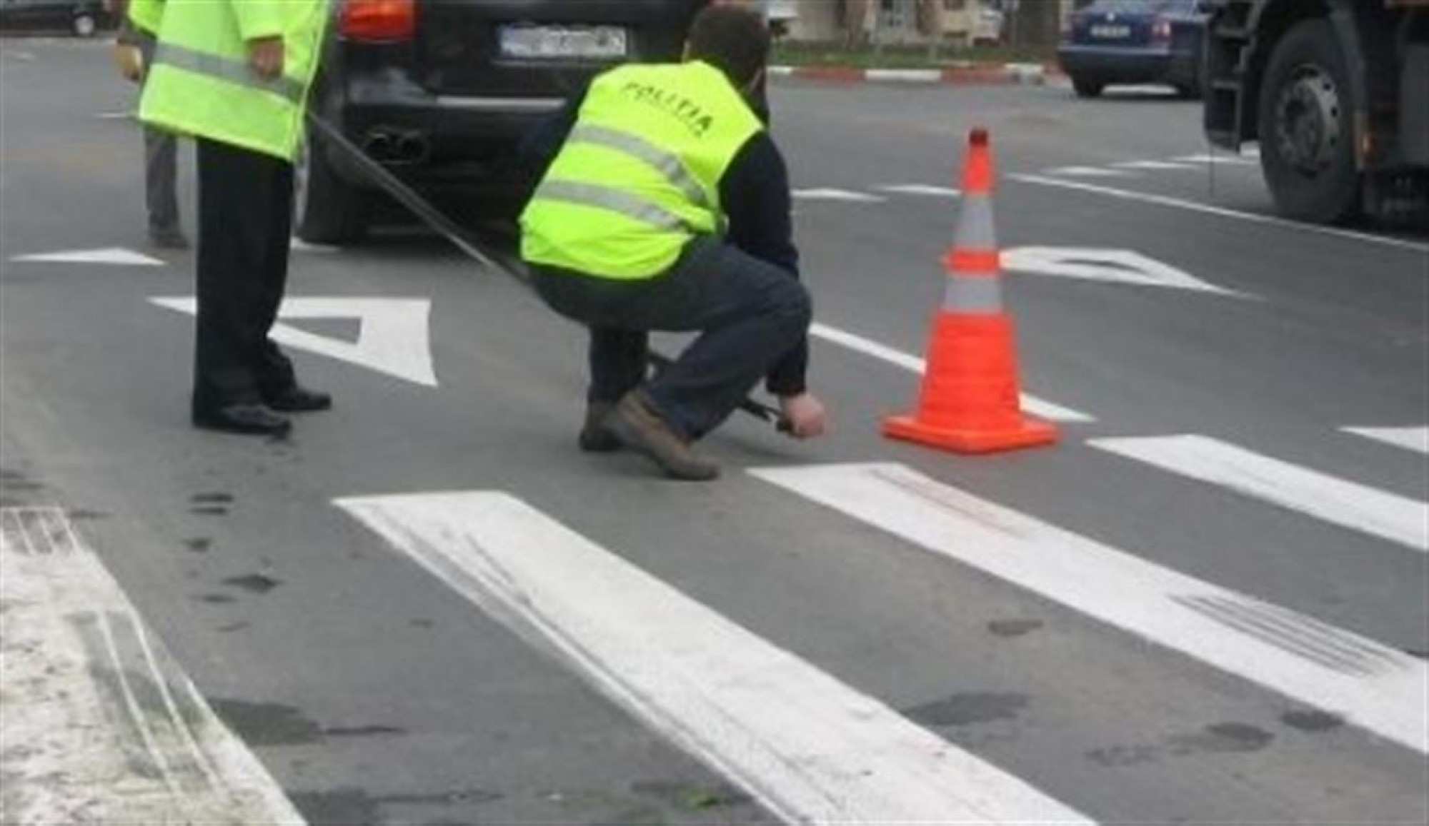 Pieton lovit de mașină pe trecerea de pietoni. Traficul rutier, afectat