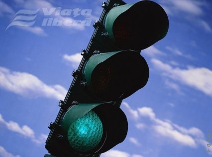 Semaforul verde şi pietonul la pământ