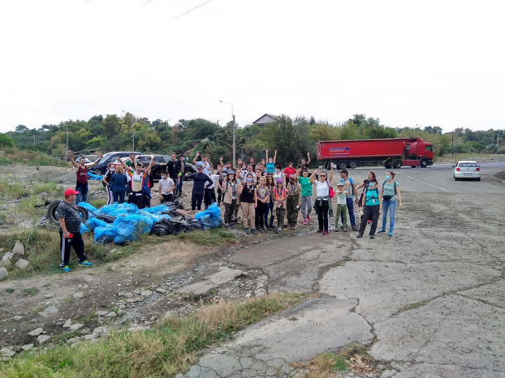 Peste 140 de voluntari au făcut curat în Galați și Umbrărești, sub sigla "Let`s do it, Romania!"