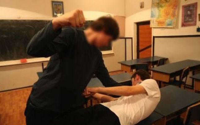 INCIDENT GRAV într-un LICEU din judeţul Galaţi. BĂTAIE între doi colegi de clasă, ce s-ar putea FINALIZA cu DOSAR PENAL