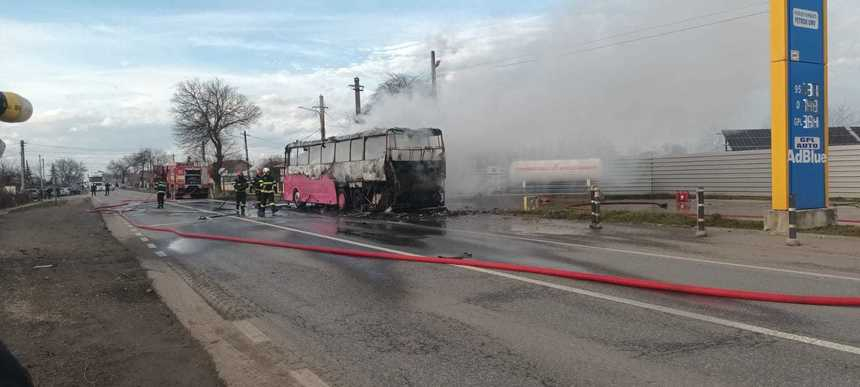 Autocar cu elevi, în flăcări lângă o stație GPL