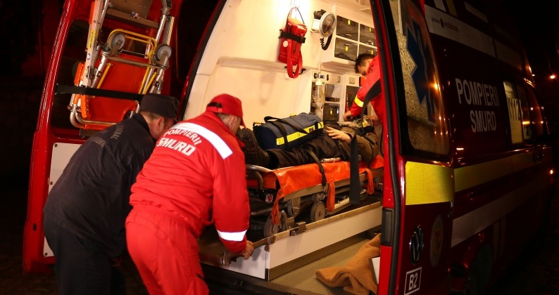 GEST CUMPLIT/ Un tânăr de 27 de ani ŞI-A TĂIAT GÂTUL cu flexul