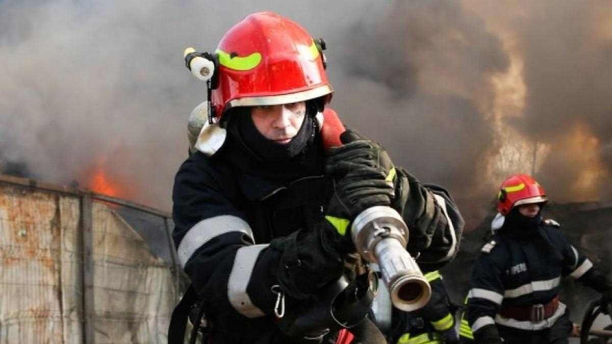 Găsit fără suflare în locuinţa plină de fum