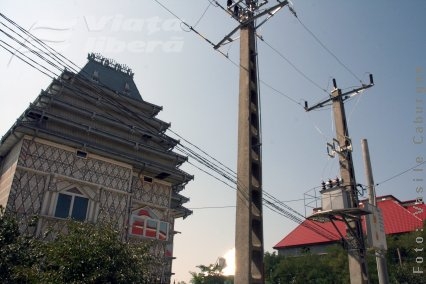 Se aprind luminile în ţigănie 