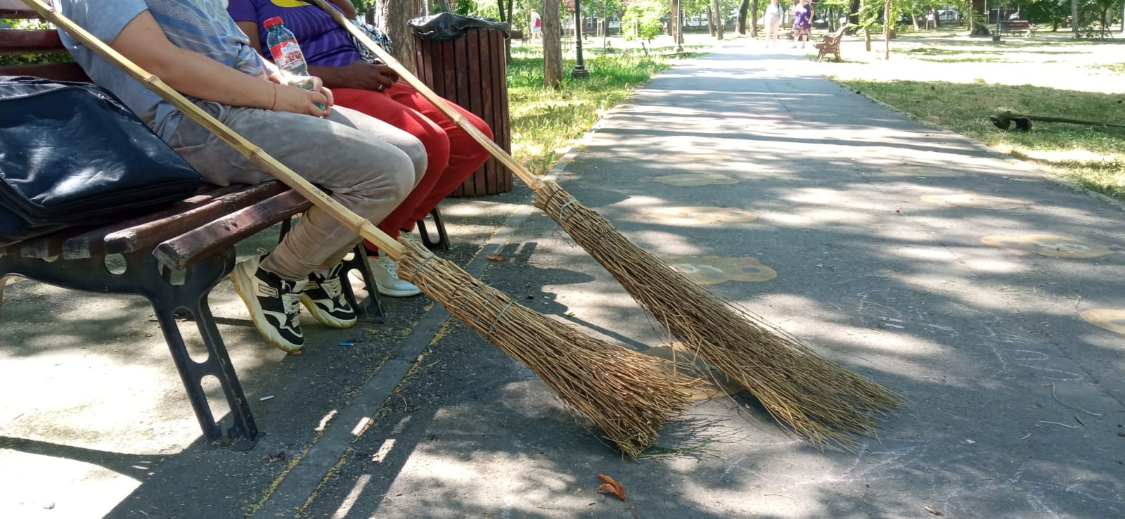 Poza zilei. Logo de poveste, mături de coșmar