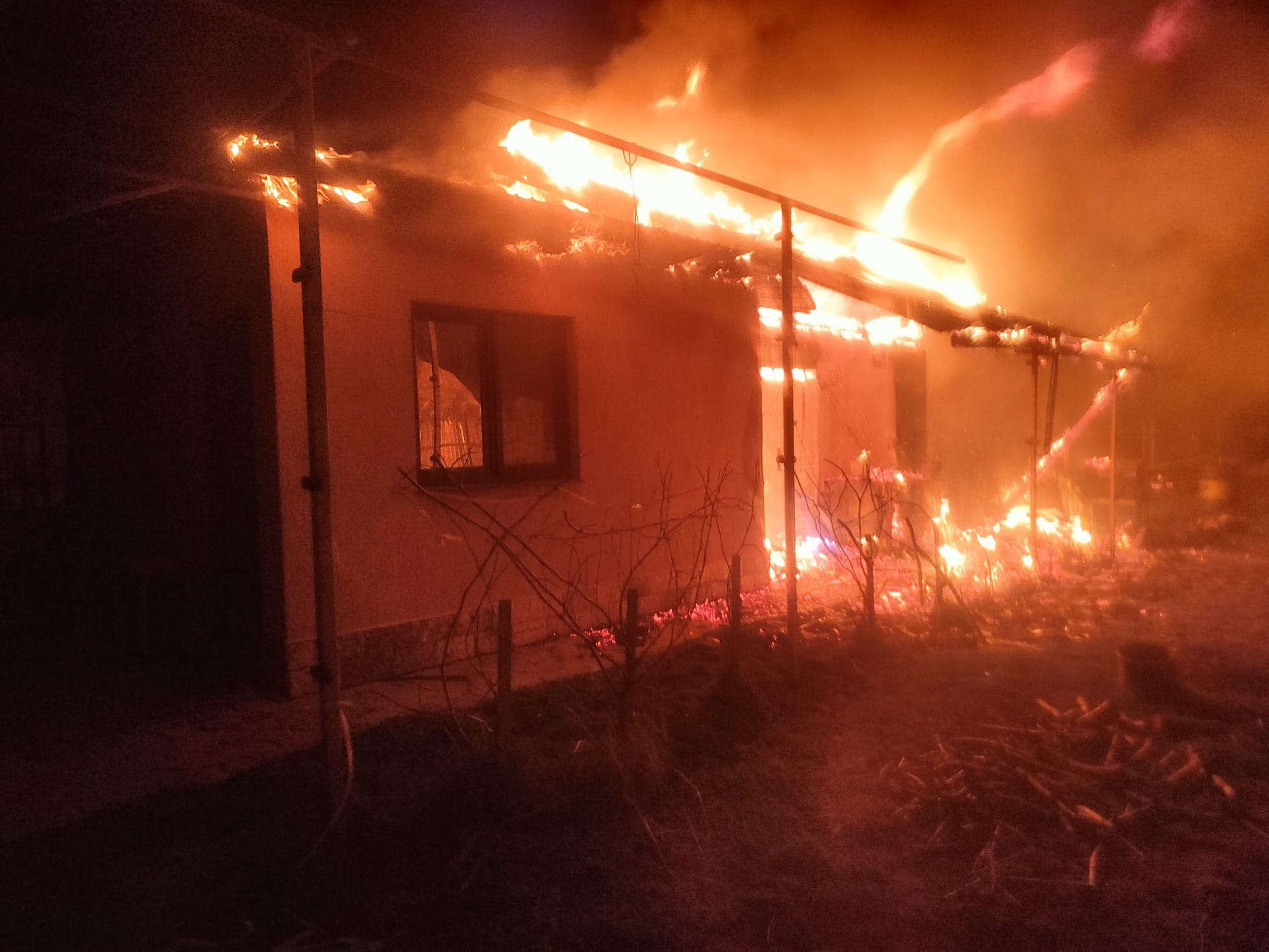 Incendiu violent în această dimineață. Mai multe case au fost în pericol