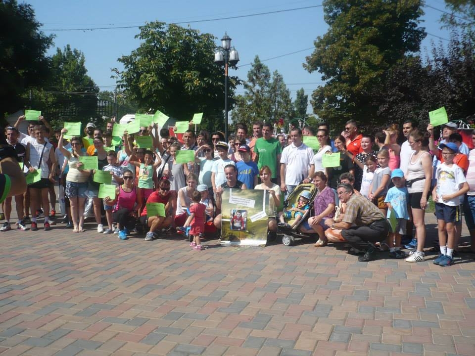 CROS UMANITAR/ Peste 150 de oameni au alergat pentru micuţul Robert