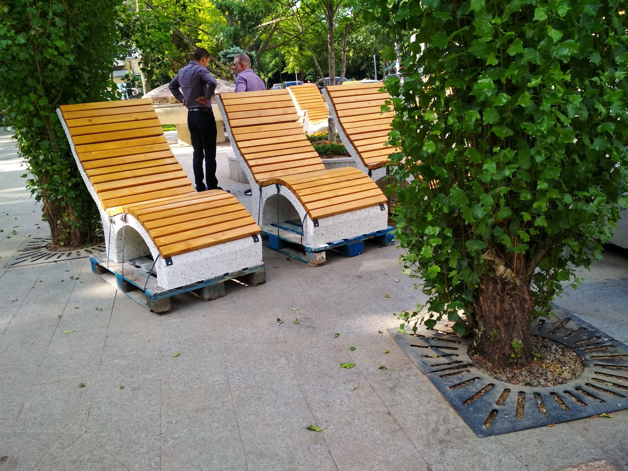 Cum arată noile bănci tip „șezlong” din centrul Galațiului