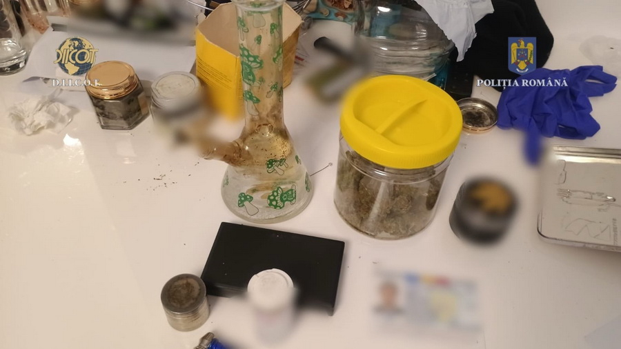 Șef de poliție, acuzat că a organizat petreceri cu droguri