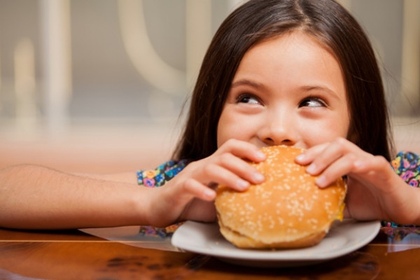 Ce trebuie să conţină pachetul de școală al copilului. Fructe și legume, în loc de făinoase și chipsuri