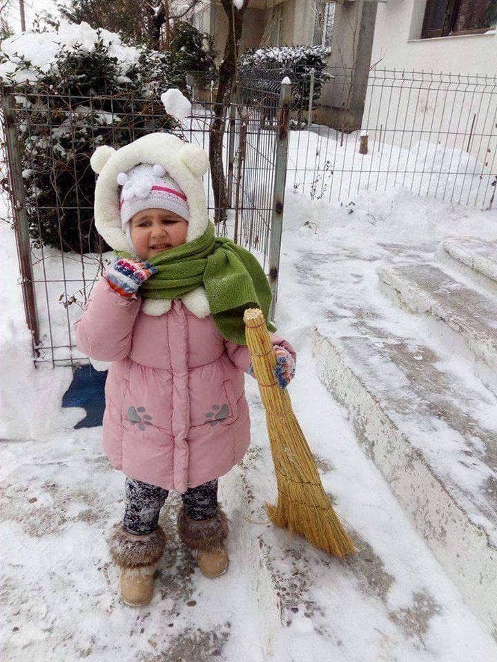 Cine deszăpezeşte mai cu spor | Antonia Elena Popa, cetăţean model