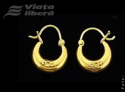 Fetiţă cu urechile rupte de o hoaţă de cercei