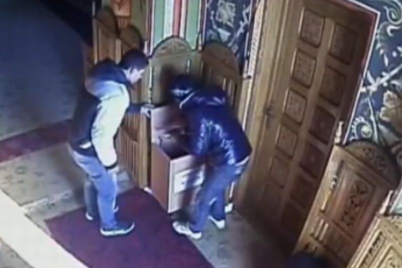 BISERICĂ SPARTĂ în zi de sărbătoare! Hoţii nu s-au uitat la bani sau obiecte de cult