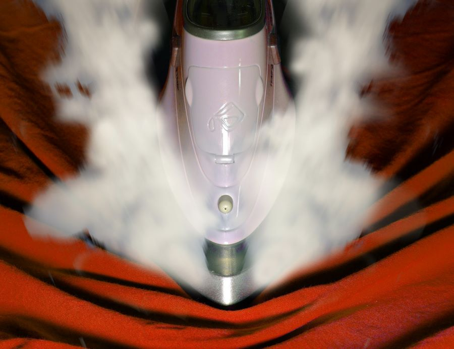 De ce îți strici hainele când calci: 15 greșeli majore cu fierul de călcat