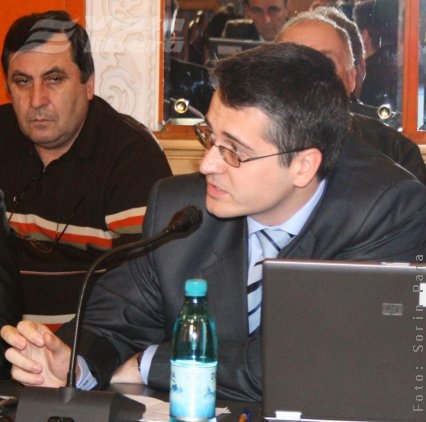 Director "public" cu venit secret