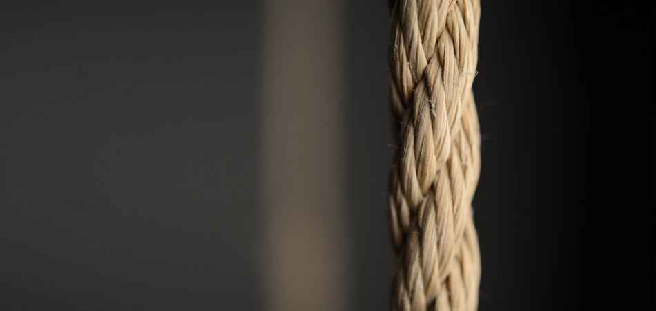 Descoperire MACABRĂ într-un apartament din Micro 19/ Tânăr gasit spânzurat in dormitor 