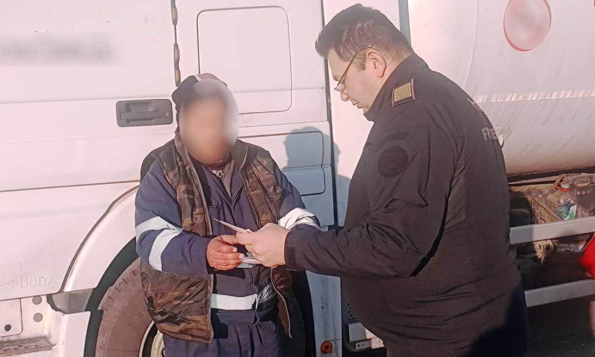 La volanul tirului, fără permis de conducere