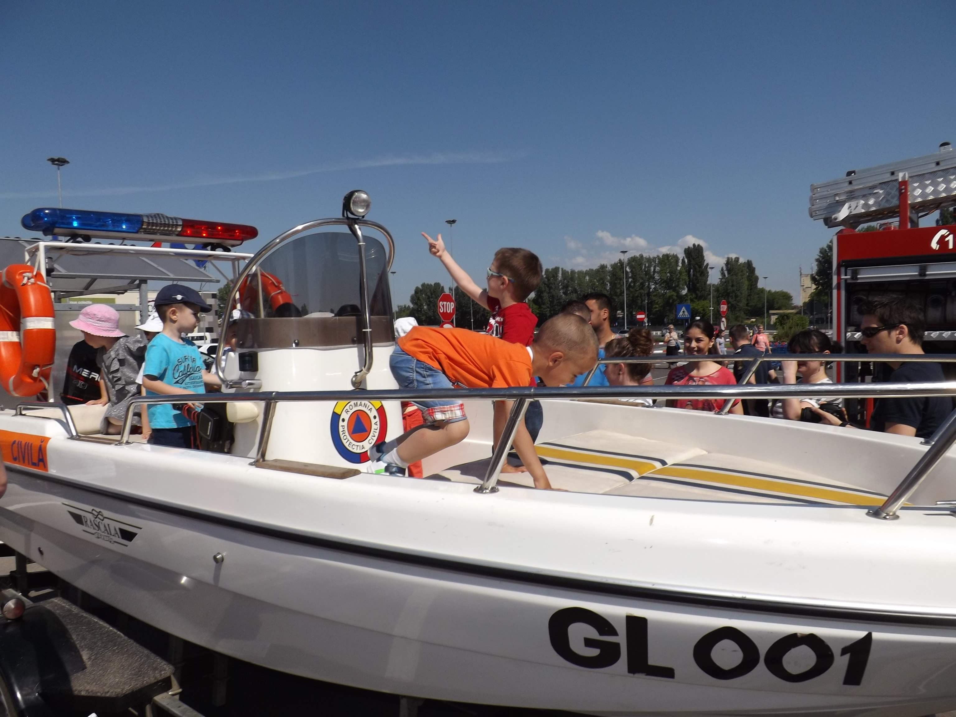 FOTO/ Micuţii gălăţeni au acaparat logistica forţelor speciale