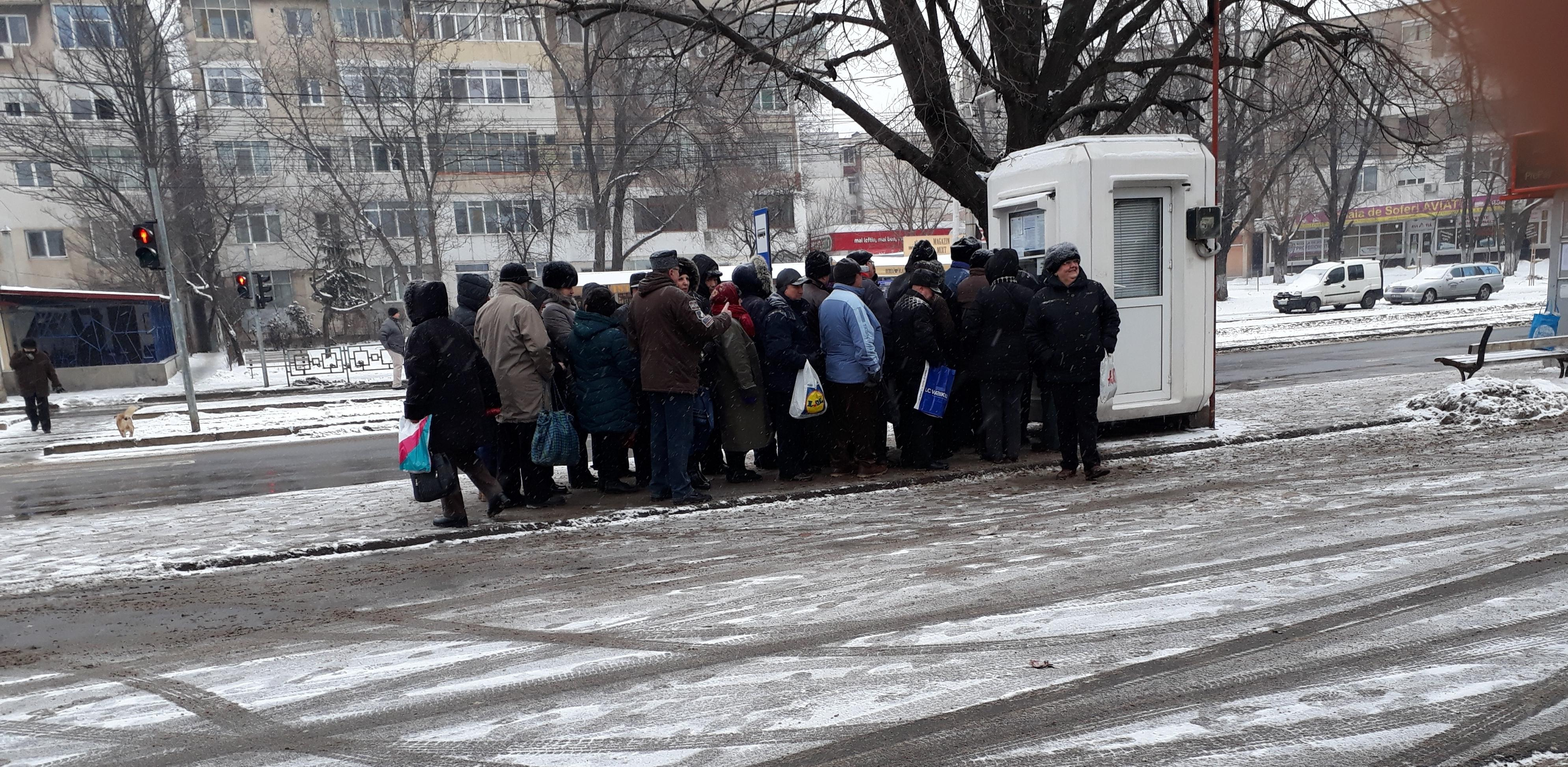 "Tradiţie" de primăvară | Fie ger, fie ninsoare, coada la abonamentele TRANSURB rezistă