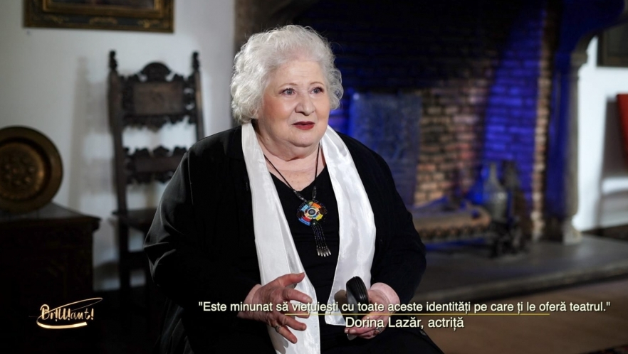 Între cocenii de porumb, admirând actrițele din reviste