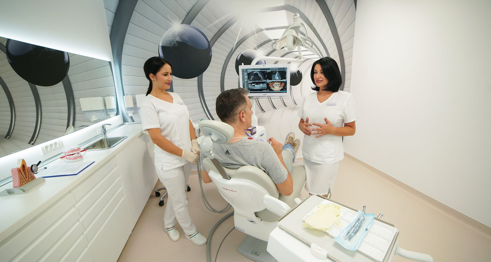 Este parodontoza o boală reversibilă? Au implanturile dentare cu risc de expulzie o șansă de a fi salvate?