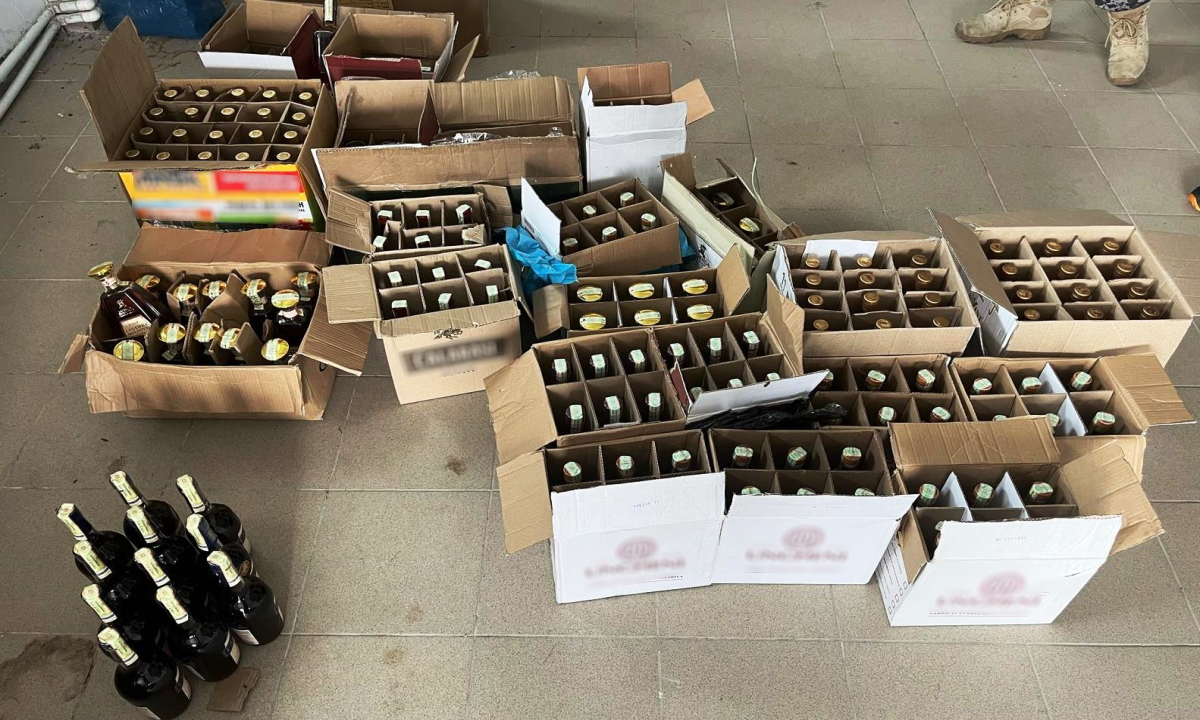 Alcool de peste 4.000 de lei, ascuns printre bagaje