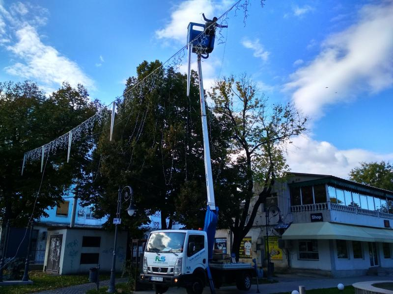 În Parcul „Eminescu” se montează ghirlandele de Sărbători