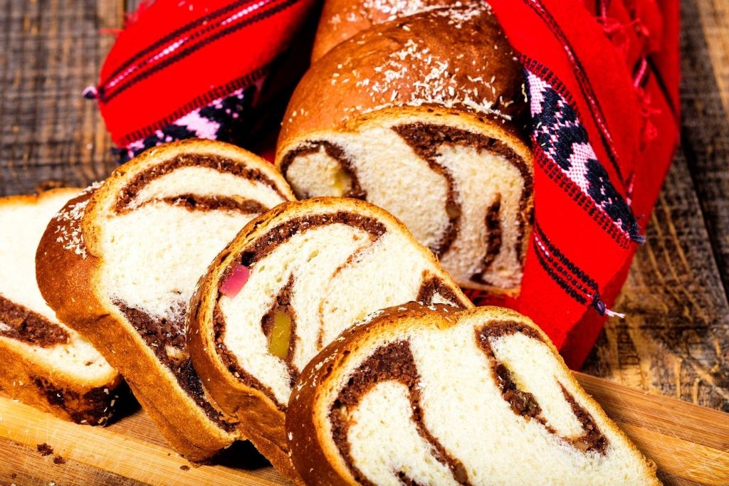 Cât ne COSTĂ COZONACII de PAȘTI. Comandăm sau îi facem acasă?