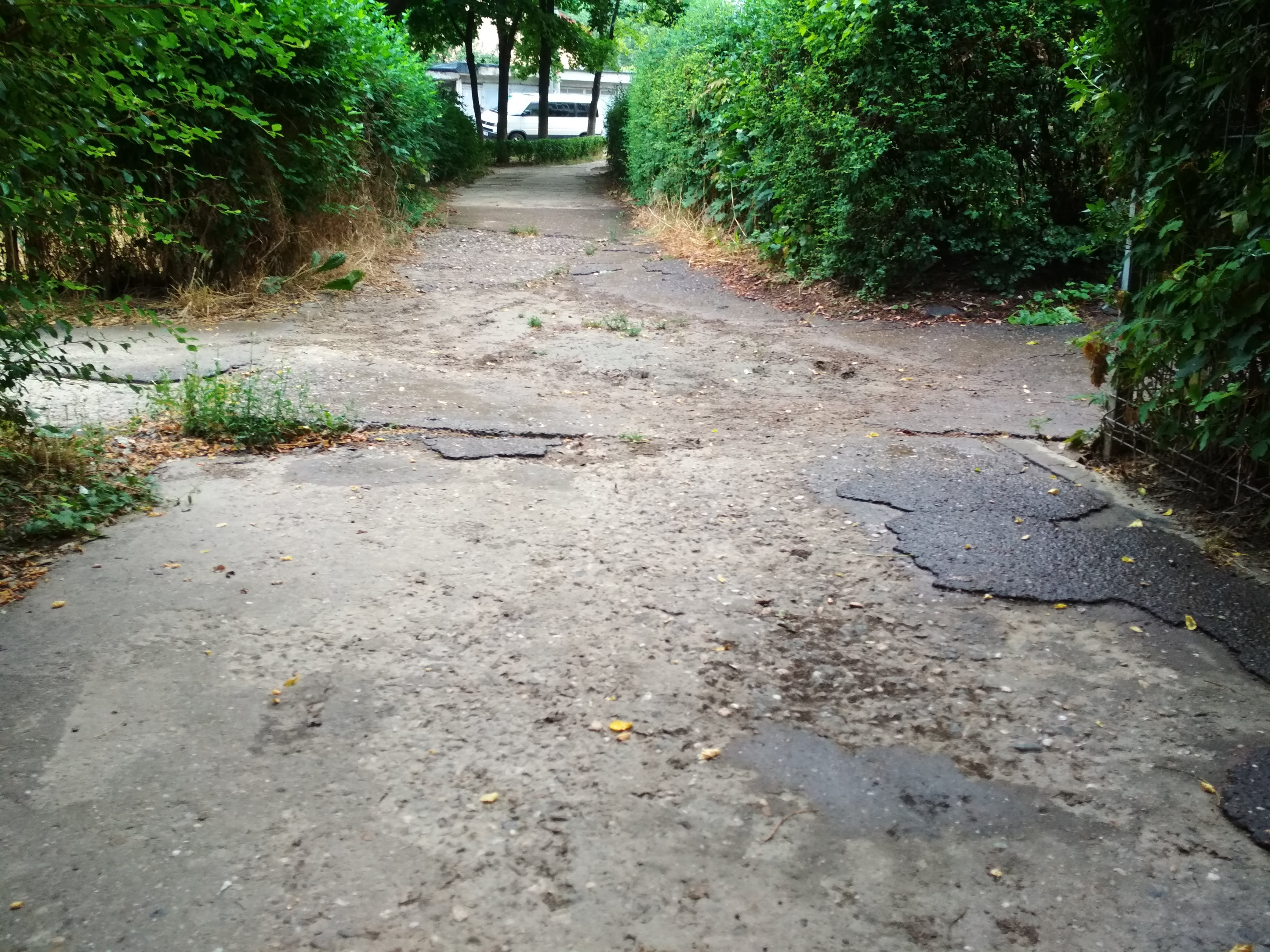 Alei de cartier care așteaptă reparațiile