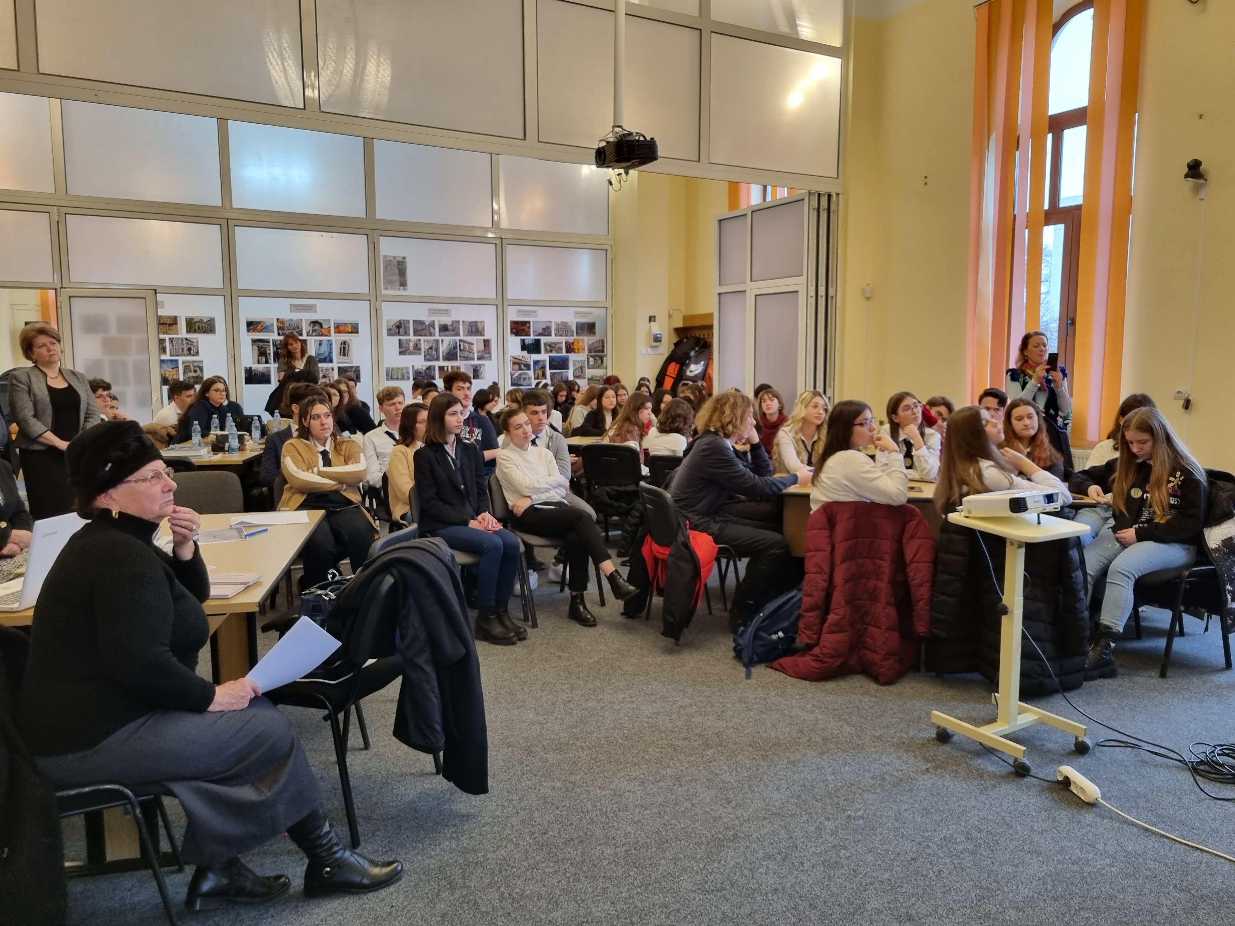 Degradarea oraşului, surprinsă în fotografii de elevii gălăţeni