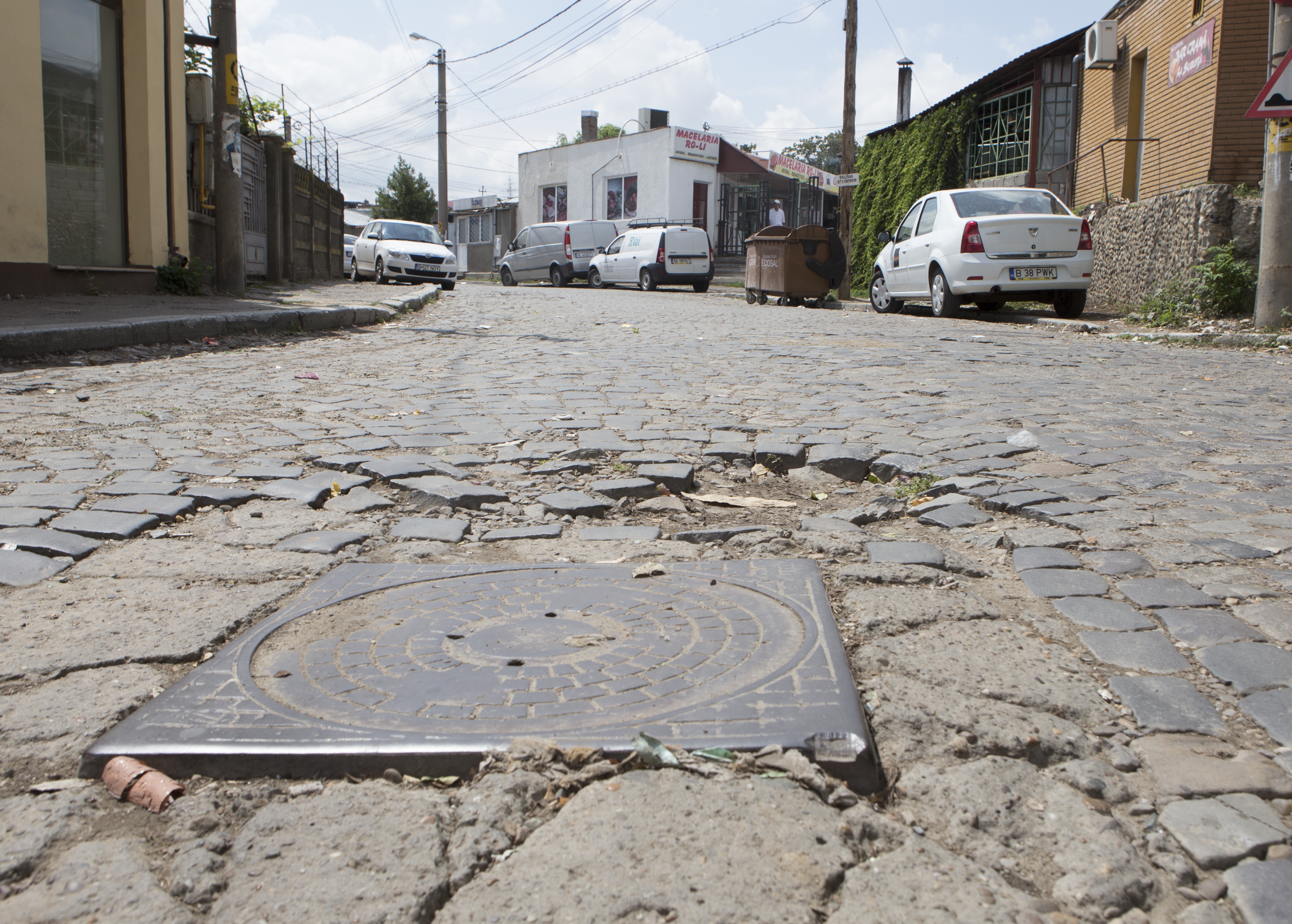 De luni, restricţii în trafic pe strada Democraţiei