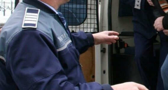 Doi tineri gălăţeni au furat banii unei bătrâne din Vaslui