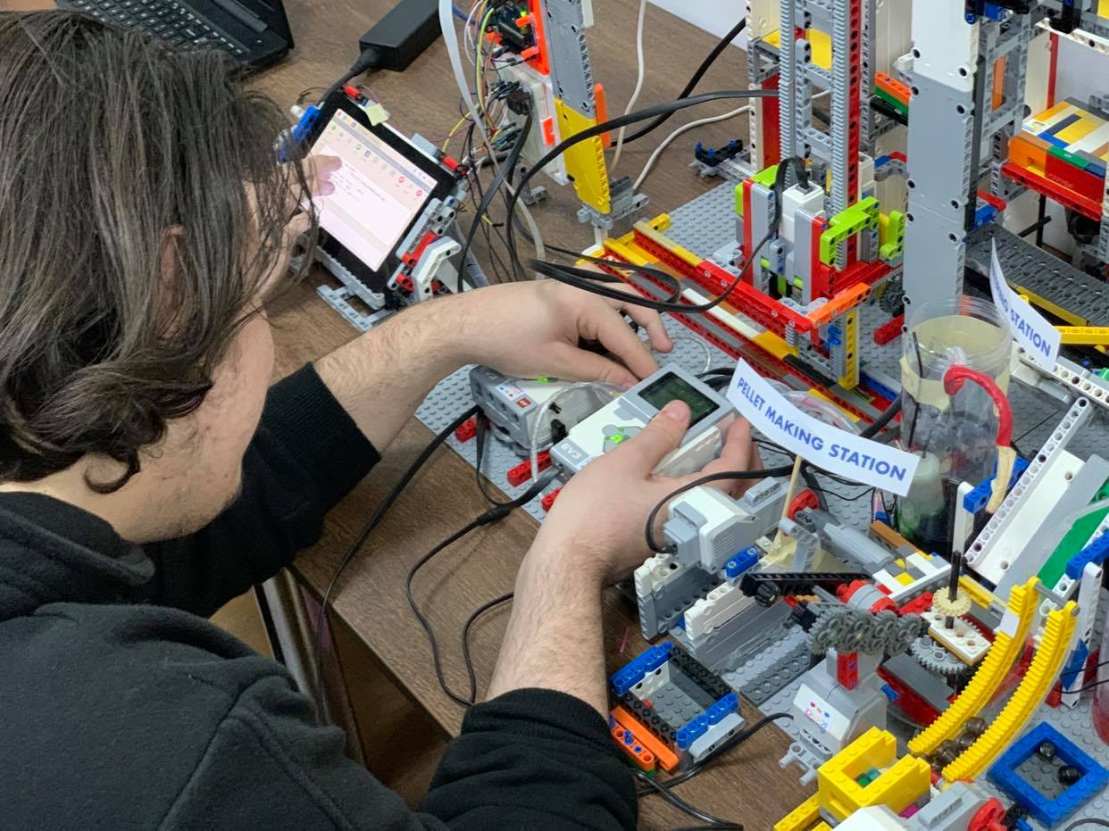 Burse de mii de lei pentru premianții de la concursurile tehnice