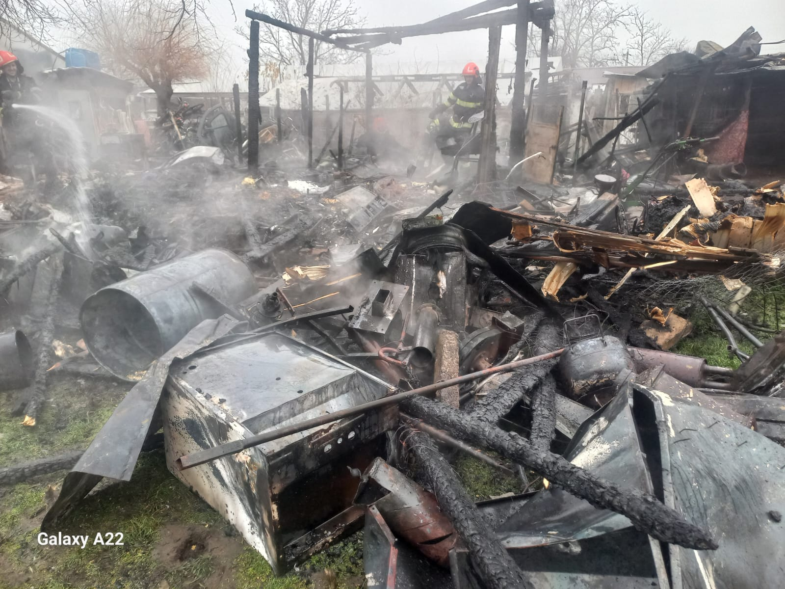 Incendiu în desfăşurare în comuna Munteni. Pompierii intervin