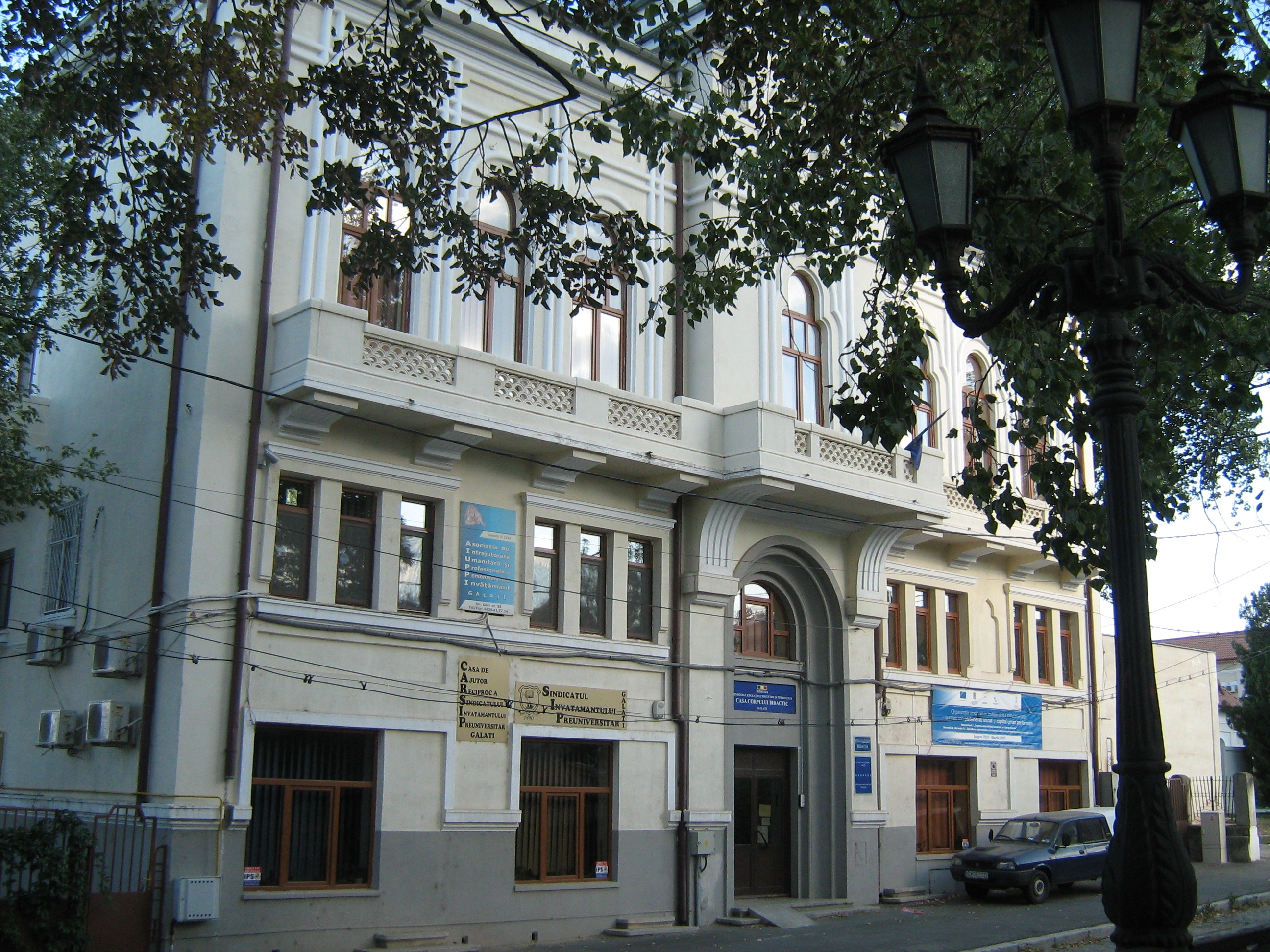 "Şcoala părinţilor şi copiilor fericiţi"