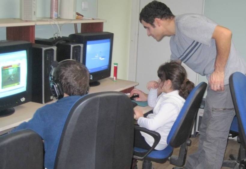 Asociaţia Ateliere Fără Frontiere: Calculatoare în dar, pentru copiii nevoiaşi