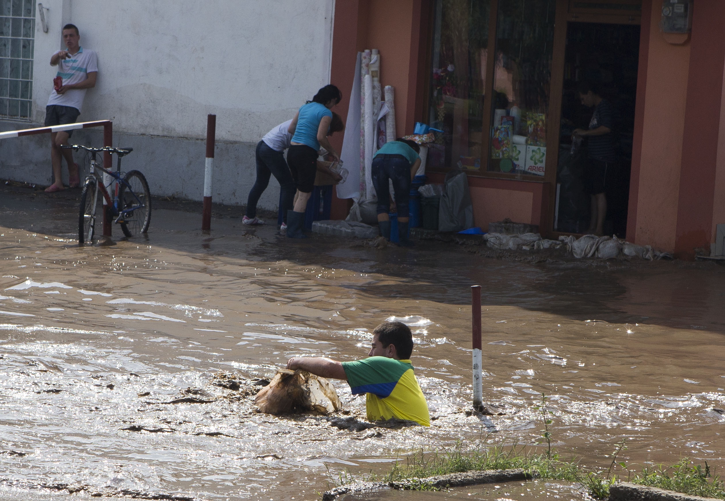 Aproximativ 600 de gălăţeni din mediul rural au fost evacuaţi din locuinţe / Patru localităţi nu au apă potabilă