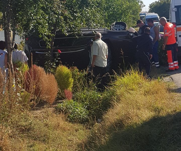 S-a răsturnat cu maşina de pe drum