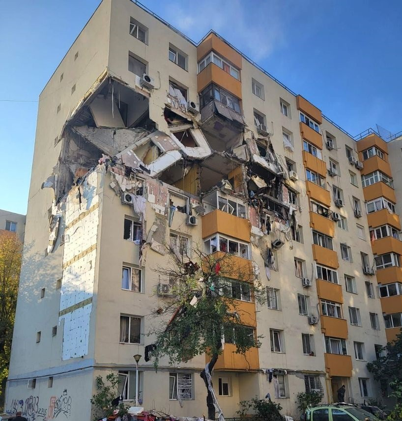UPDATE. Două etaje ale unui bloc din Bucureşti, spulberate de o explozie. Trei morți și 13 răniți